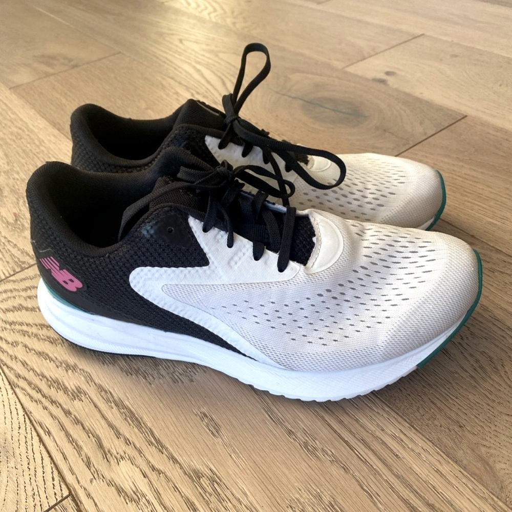 LIKE NEW LADIES NEW BALANCE SHOES